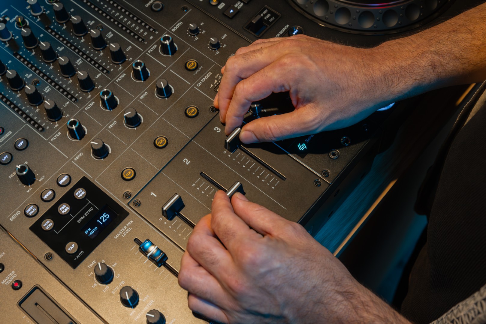 Alphatheta Djm-v5 - DJ-Mixer - Variation 16