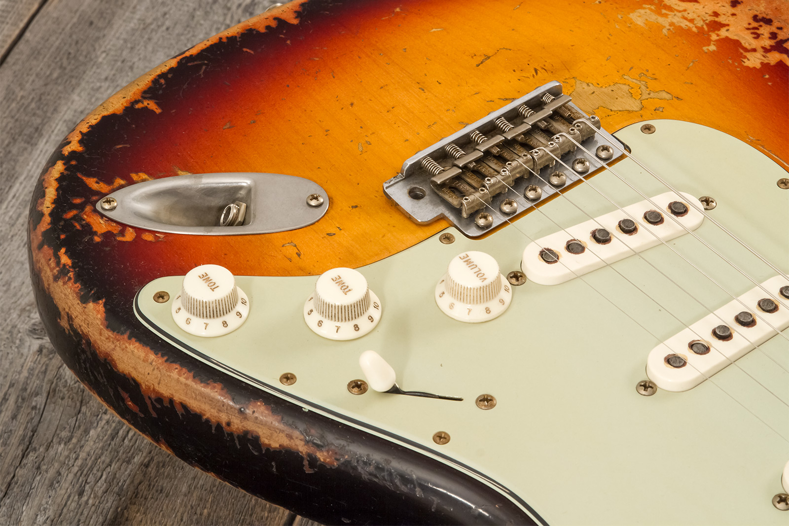 Fender Custom Shop Strat 1961 Masterbuilt D.wilson 3s Trem Rw #cz552177 - Heavy Relic 3-color Sunburst - Elektrische gitaar in Strat vorm - Variation 