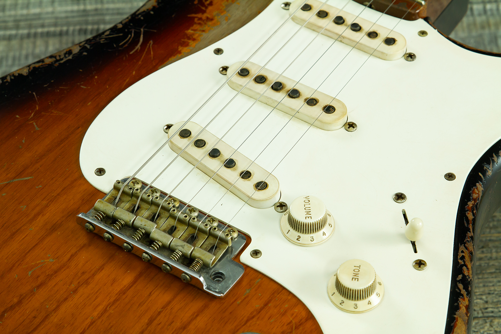 Fender Custom Shop Strat 50s Mb A.macnutt 3s Trem Rw #r132343 - Heavy Relic 2-color Sunburst - Elektrische gitaar in Strat vorm - Variation 4