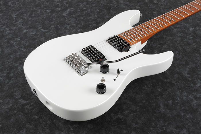 Ibanez Az2402 Pwf Prestige Jap Hh Trem Mn - Pearl White Flat - Elektrische gitaar in Str-vorm - Variation 2