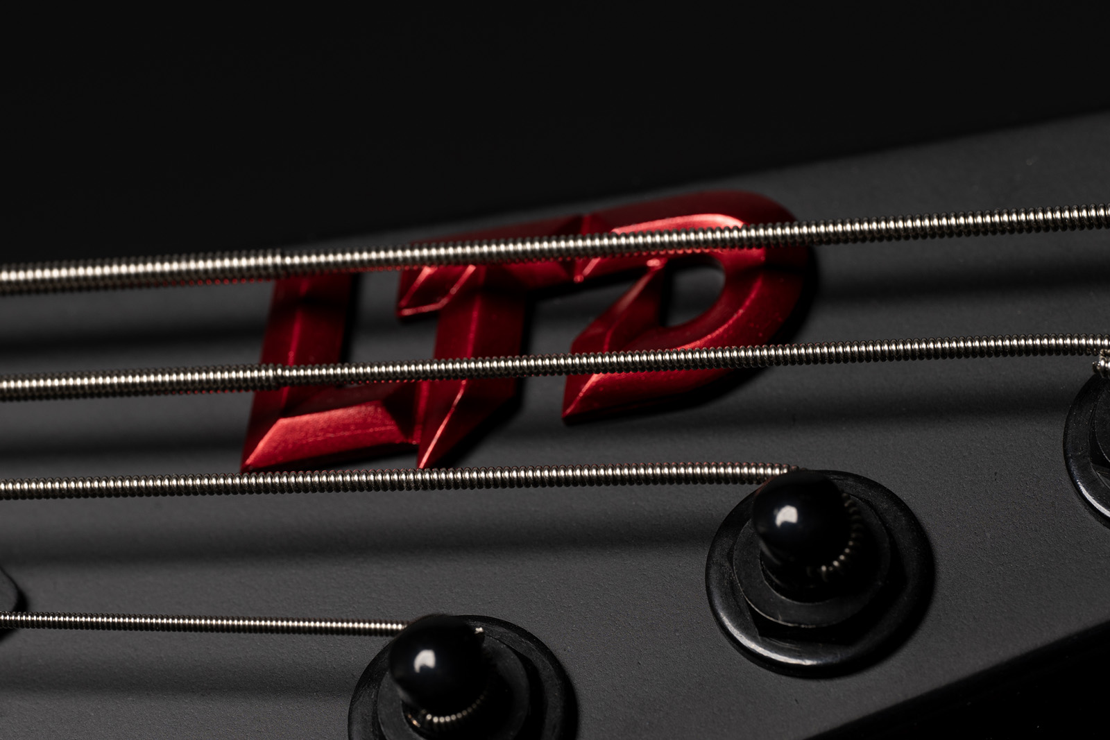Ltd M-6 Evertune Baritone Black Metal Series Ht 1h Eb - Black Red Burst Satin - Elektrische gitaar in Strat vorm - Variation 3