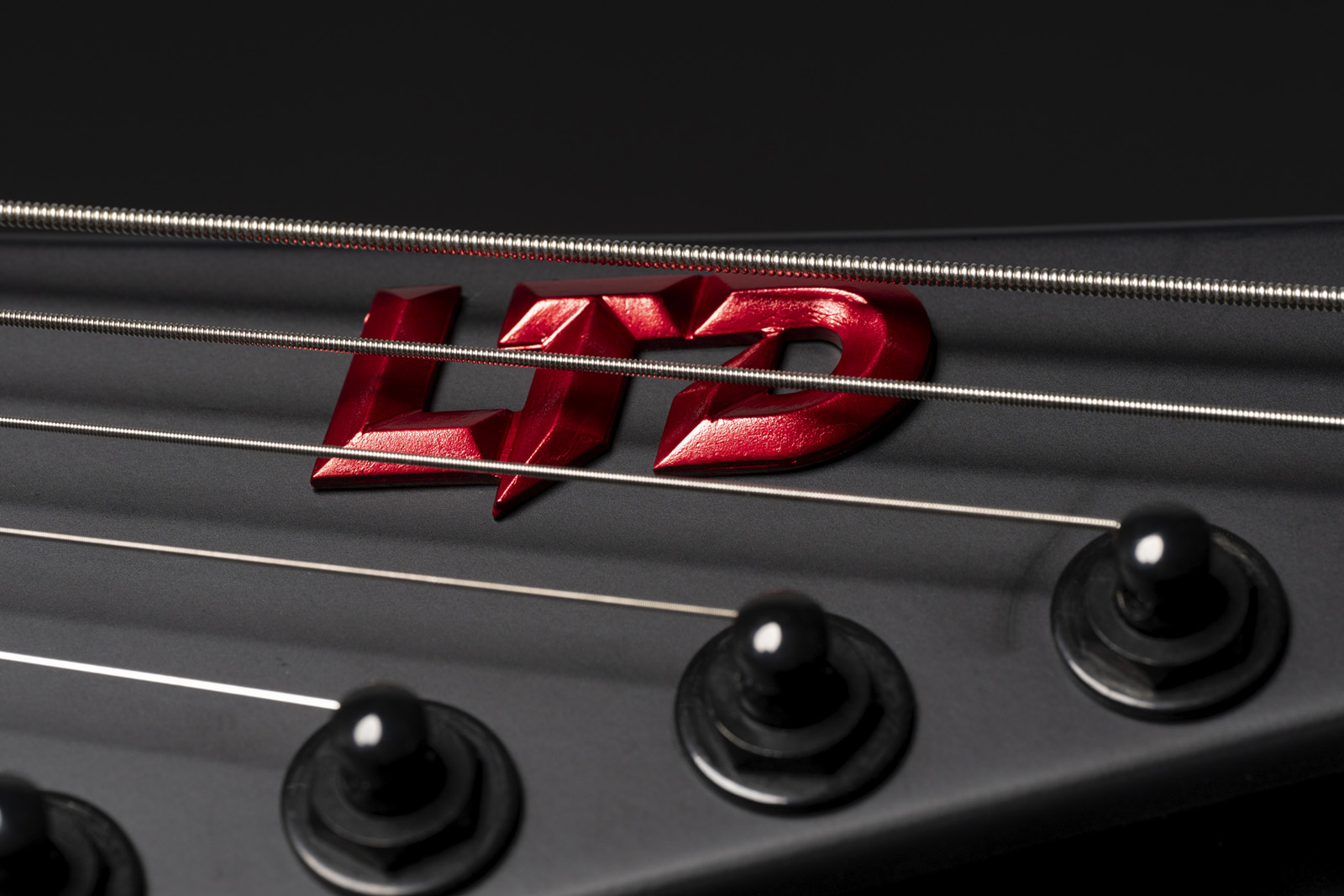 Ltd M-7 Baritone Black Metal Series 7-cordes Ht 1h Eb - Black Red Burst Satin - Elektrische gitaar in Strat vorm - Variation 3