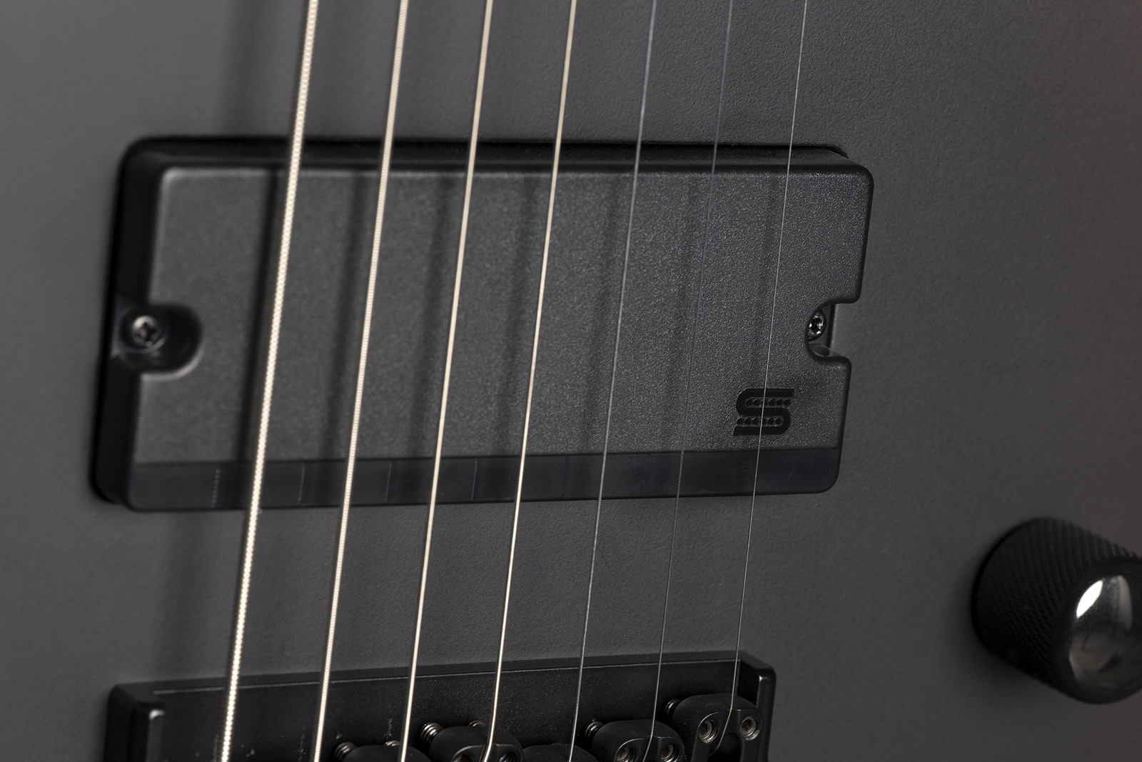 Ltd M-7 Baritone Black Metal Series 7-cordes Ht 1h Eb - Black Red Burst Satin - Elektrische gitaar in Strat vorm - Variation 4